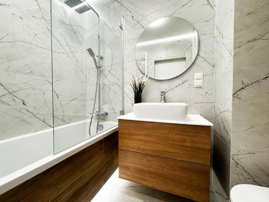 Balcony & Parking, Modern Elegant Apartment! Near Tram Wroclaw Exterior photo